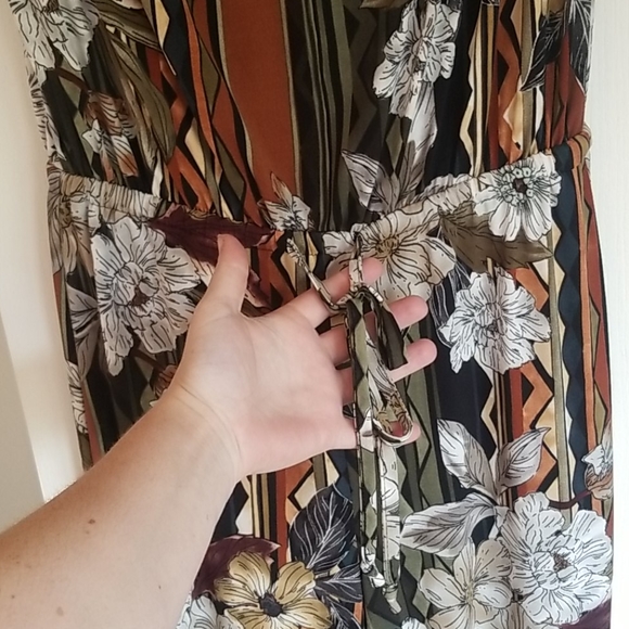 Strapless jumpsuit in jungle flower print - Picture 2 of 5